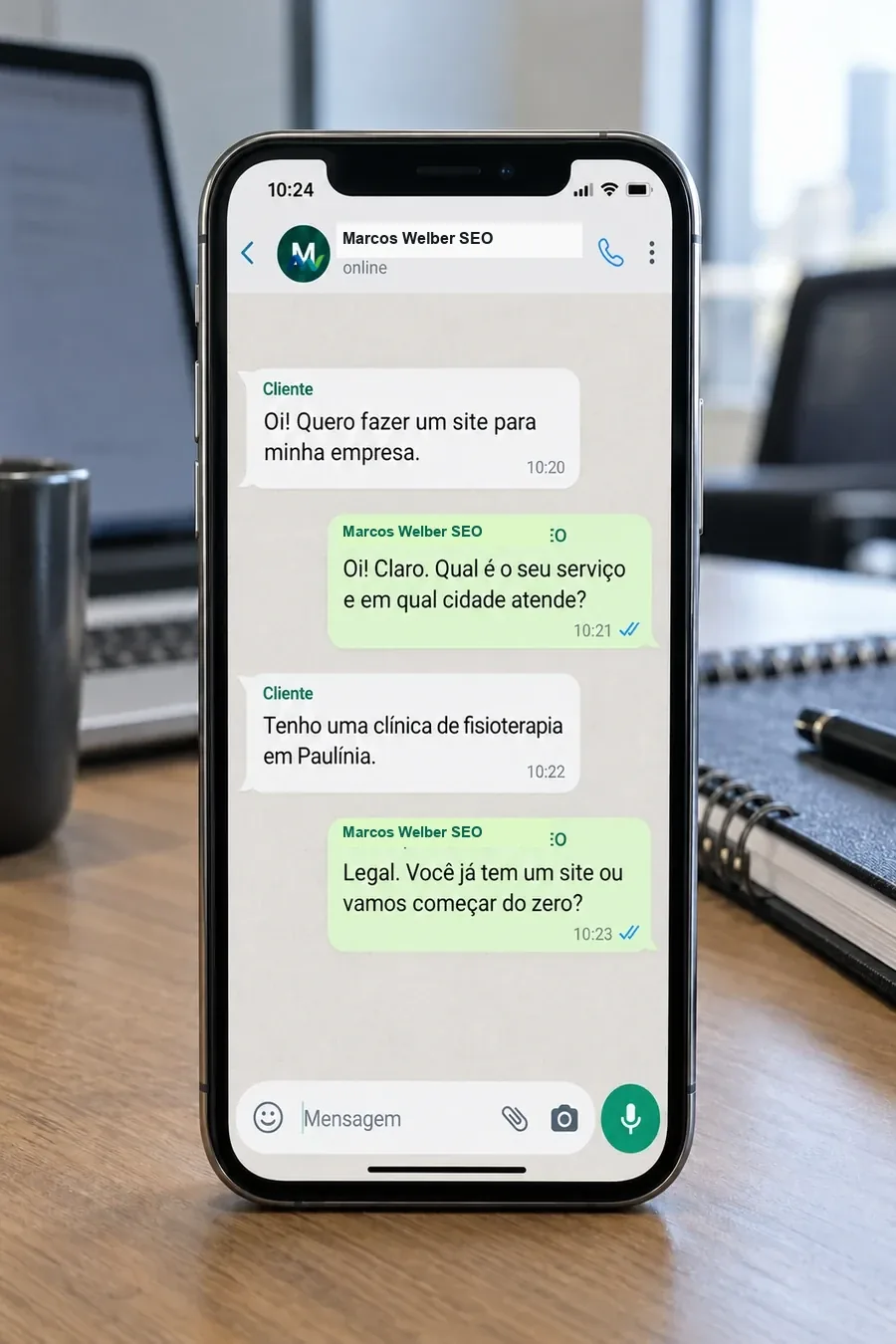 Celular sobre a mesa com uma conversa no WhatsApp pedindo orçamento de site para uma clínica de fisioterapia