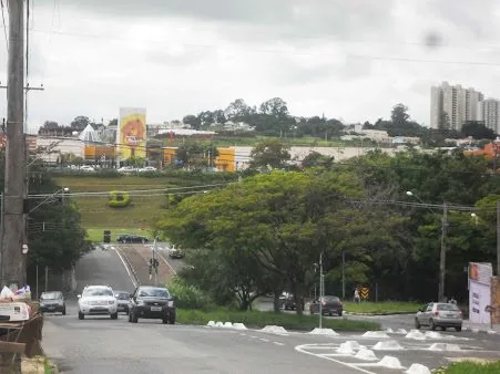 Avenida perto do Shopping Parque Dom Pedro, a 100 metros do escritório, em Campinas