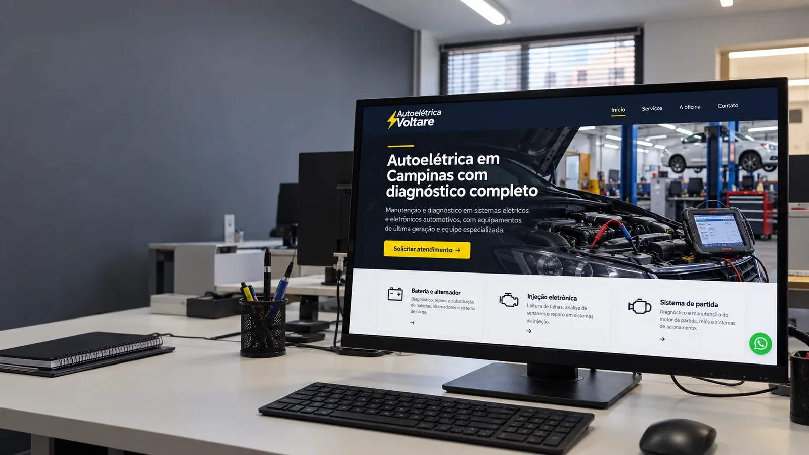 Monitor em uma mesa de escritório exibindo o site fictício da Autoelétrica Voltare, de Campinas, com serviços e botão de atendimento